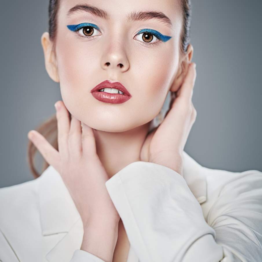 Albastrul roial a fost declarat culoarea anului 2020 si in vom regasi des si in propunerile de machiaj