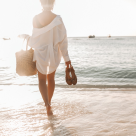 Cinci accesorii esenţiale pentru o ţinută de plajă şic