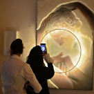 Un show de artă, design, lumini și experiențe olfactive