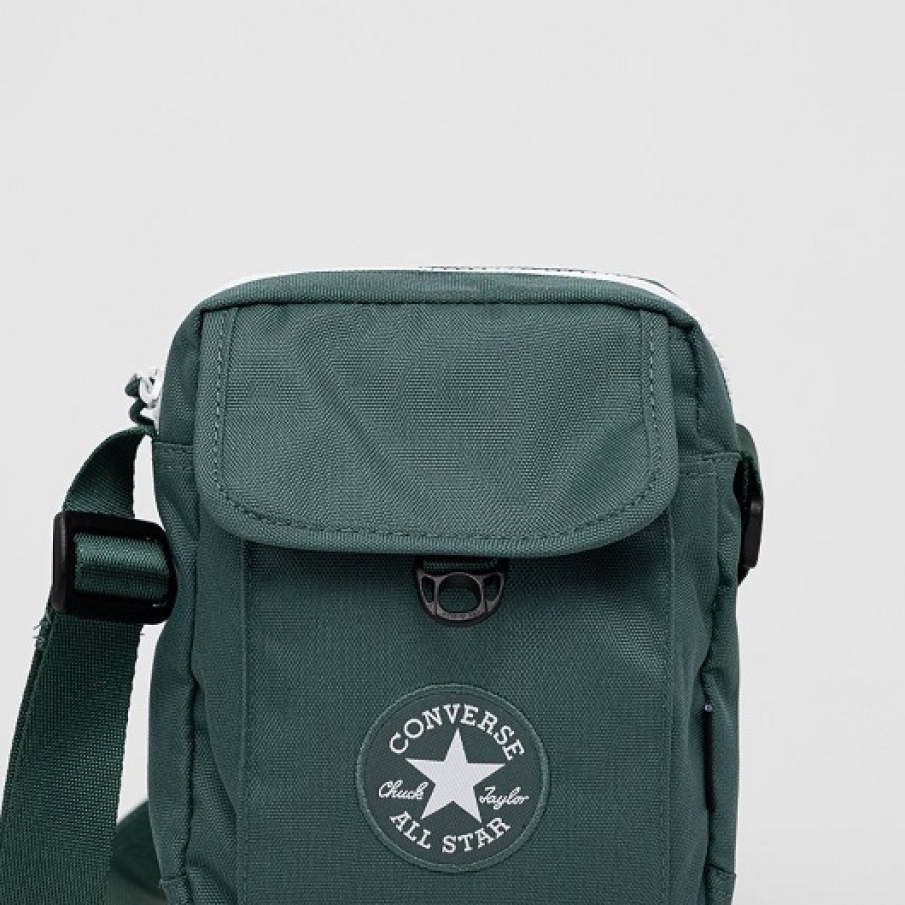 Borsetă Converse confecționată din material textil verde. Dispune de curea lungă, nedetașabilă, cu reglaj. 