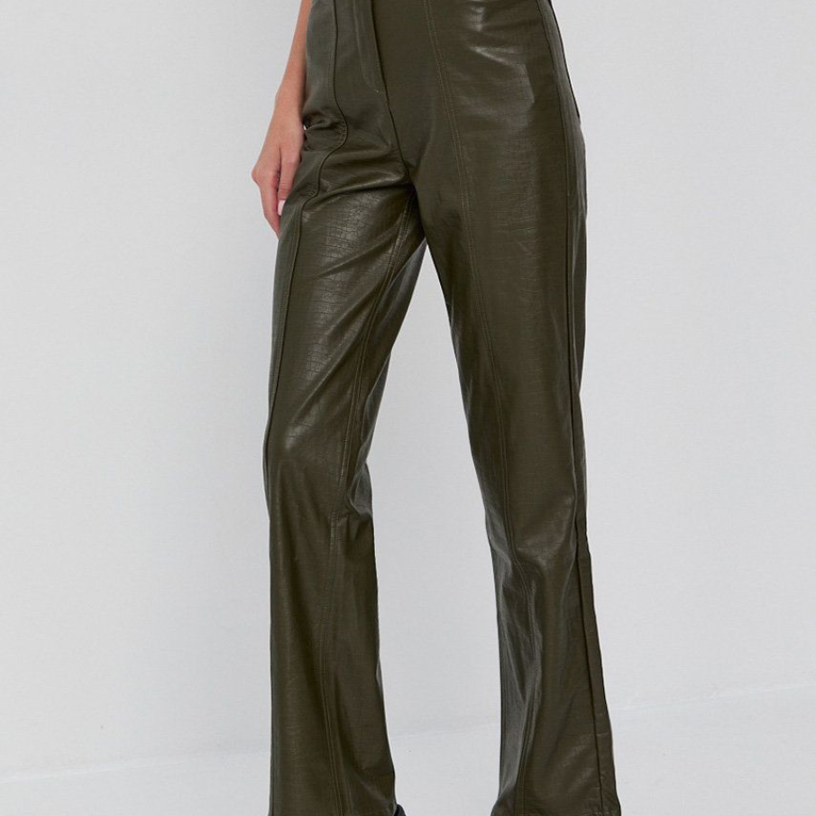 Pantaloni verde kaki Samsoe Samsoe cu talie înaltă și linie casual elegantă. Au căptușeală 100% din bumbac