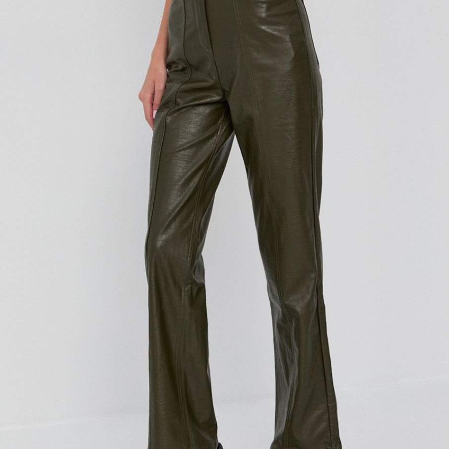 Pantaloni verde kaki Samsoe Samsoe cu talie înaltă și linie casual elegantă. Au căptușeală 100% din bumbac