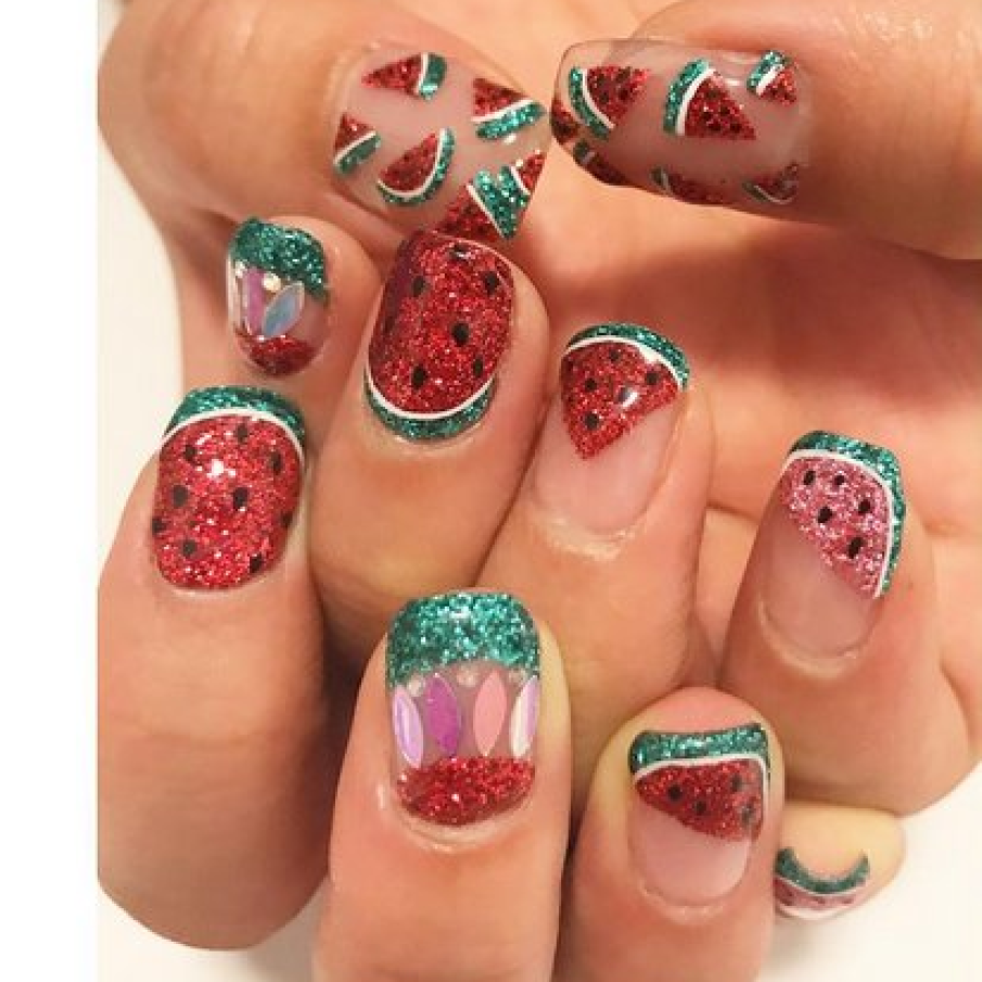 Manichiura pepene rosu 