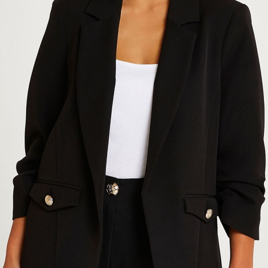 Sacou negru de la River Island, simplu, cu mâneci trei sferturi și detalii plisate 