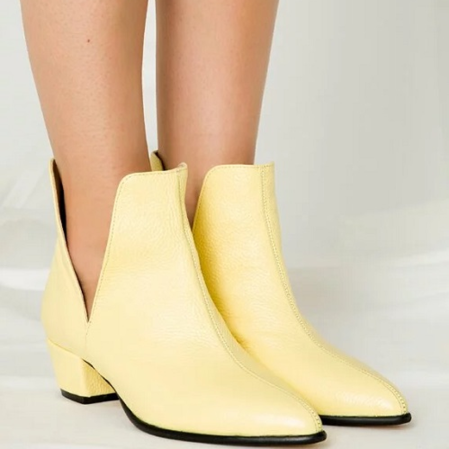 Botine casual elegante cu decupaje laterale, într-o nuanță primăvăratică de galben zambilă. 