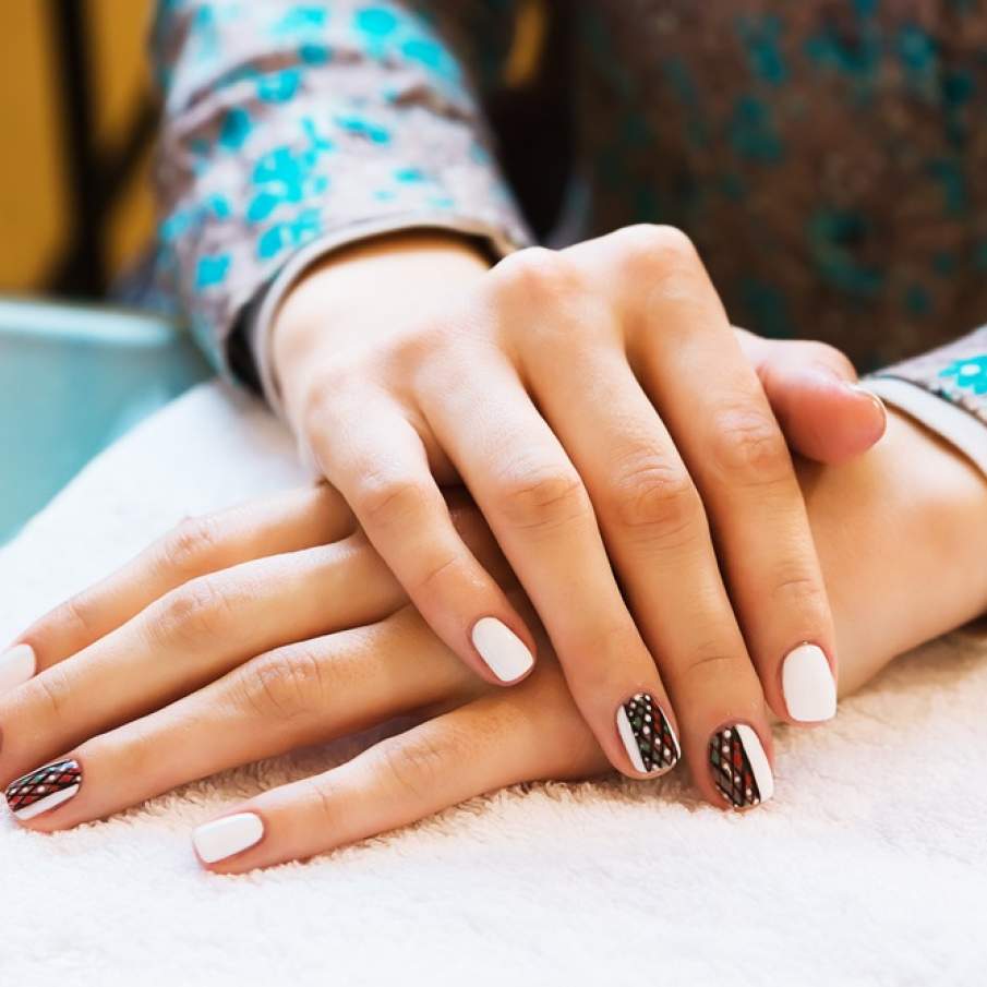 Patternuri geometrice aplicate pe fond de alb lăptos 