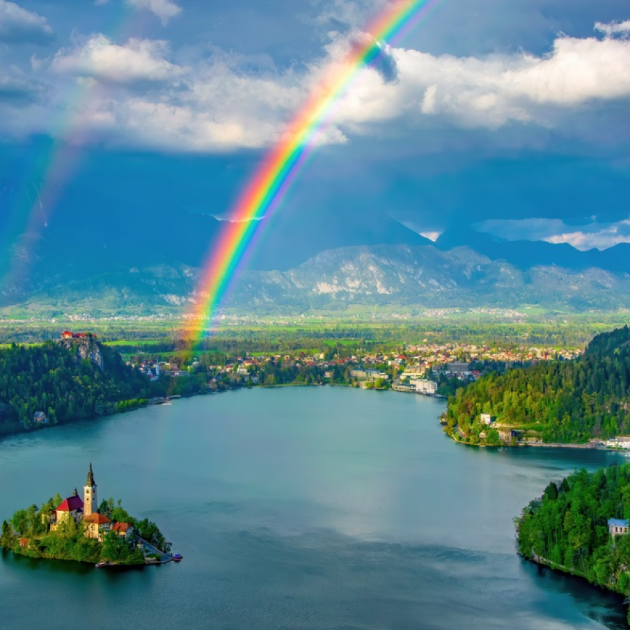 Vedere mirifică după ploaie deasupra lacului Bled din Slovenia (curcubeu dublu)