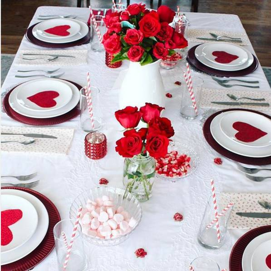 Daca iubiti rosul, faceti-i cat mai mult loc pe masa si in vaze