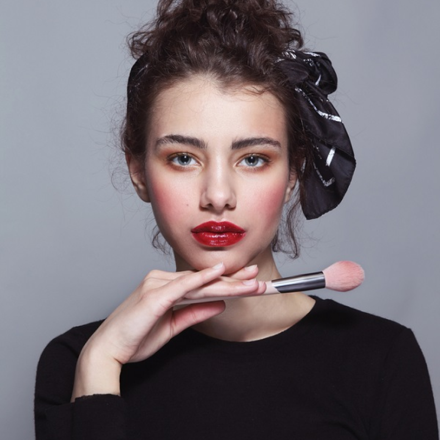 Blush îndrăzneț pe obraji