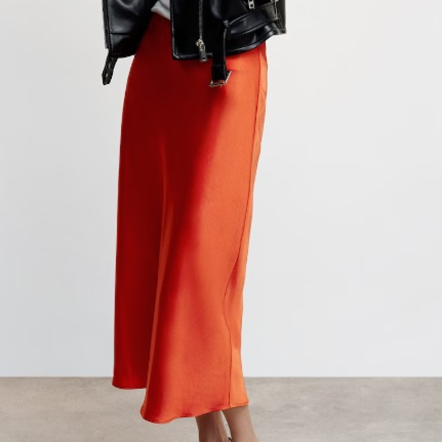 Fustă midi de satin în nuanță de portocaliu mandarină, cu croiala dreaptă și aspect elegant 