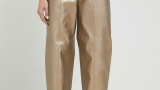 Pantaloni aurii cu talie înaltă, din imitație de piele. Fac parte din colecția Hugo. 