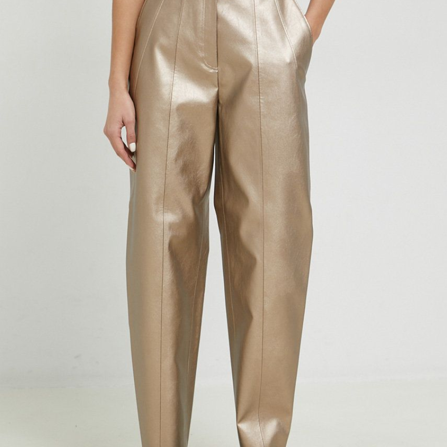 Pantaloni aurii cu talie înaltă, din imitație de piele. Fac parte din colecția Hugo. 