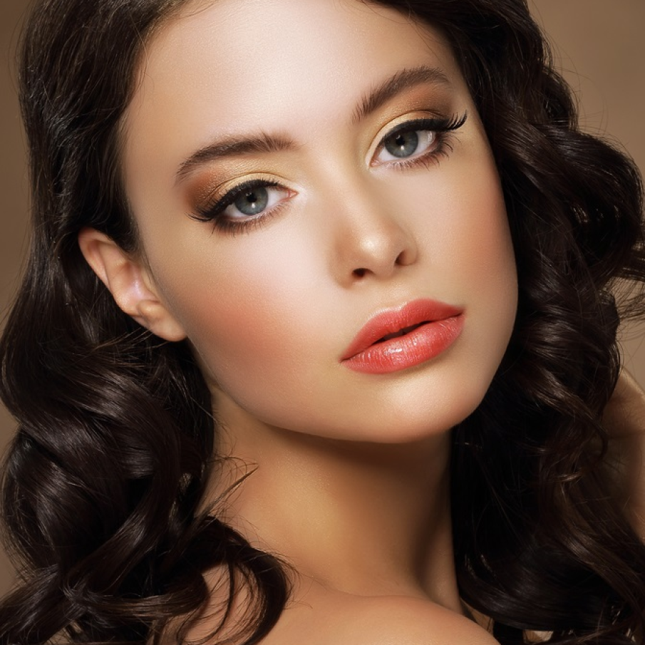 Auriu pe pleoape și dungi negre trasate cu tușul 