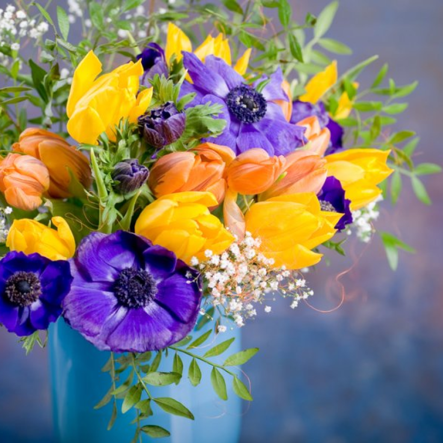 Aranjament floral cu lalele si anemone
