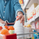 Negocieri pentru ieftinirea alimentelor. Lista cu produsele care vor avea prețul plafonat