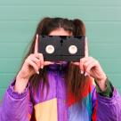 Ultima generație care a văzut totul: de la vinil la AI, de la scrisori la WhatsApp, de la paie în sifon la drone pe cer