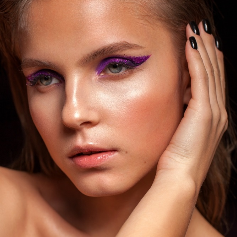 Machiaj de toamnă modern: Glitter mov strălucitor aplicat sub forma unui cat-eye exagerat 