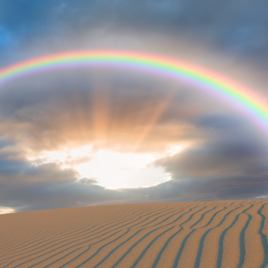 Să surprinzi un curcubeu peste dunele aurii ale deșertului trebuie să fie o experiență unică... fenomenul este destul de rar!