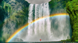 Curcubeu magic deasupra cascadei Skogafoss, din Islanda 
