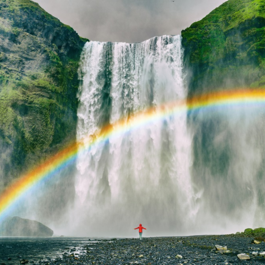 Curcubeu magic deasupra cascadei Skogafoss, din Islanda 