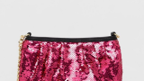 Poșetă Love Moschino decorată cu paiete roz strălucitor și logo inscripționat pe partea frontală a genții. Dispune de lanț metalic drept bretea