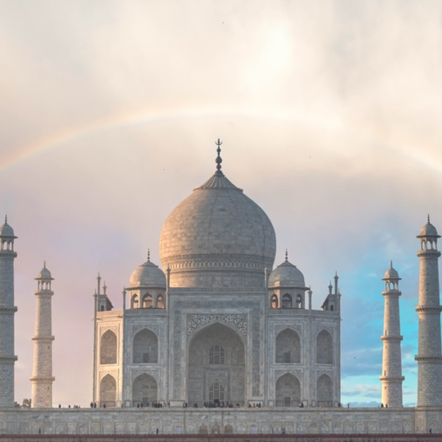 Curcubeu deasupra Taj Mahalului, celebrul monument din Agra (India), considerat a fi una din cele 7 minuni ale lumii