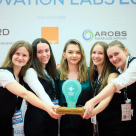 Patru studente din Cluj au creat o brățară inteligentă care transformă muzica în vibrații pentru persoanele cu deficiențe de auz