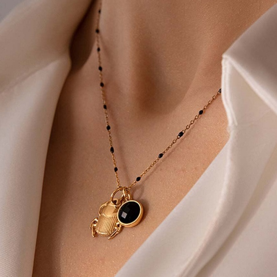 Colier placat cu aur by Lilou cu pandantiv care imită forma scarabeului și pietre naturale 