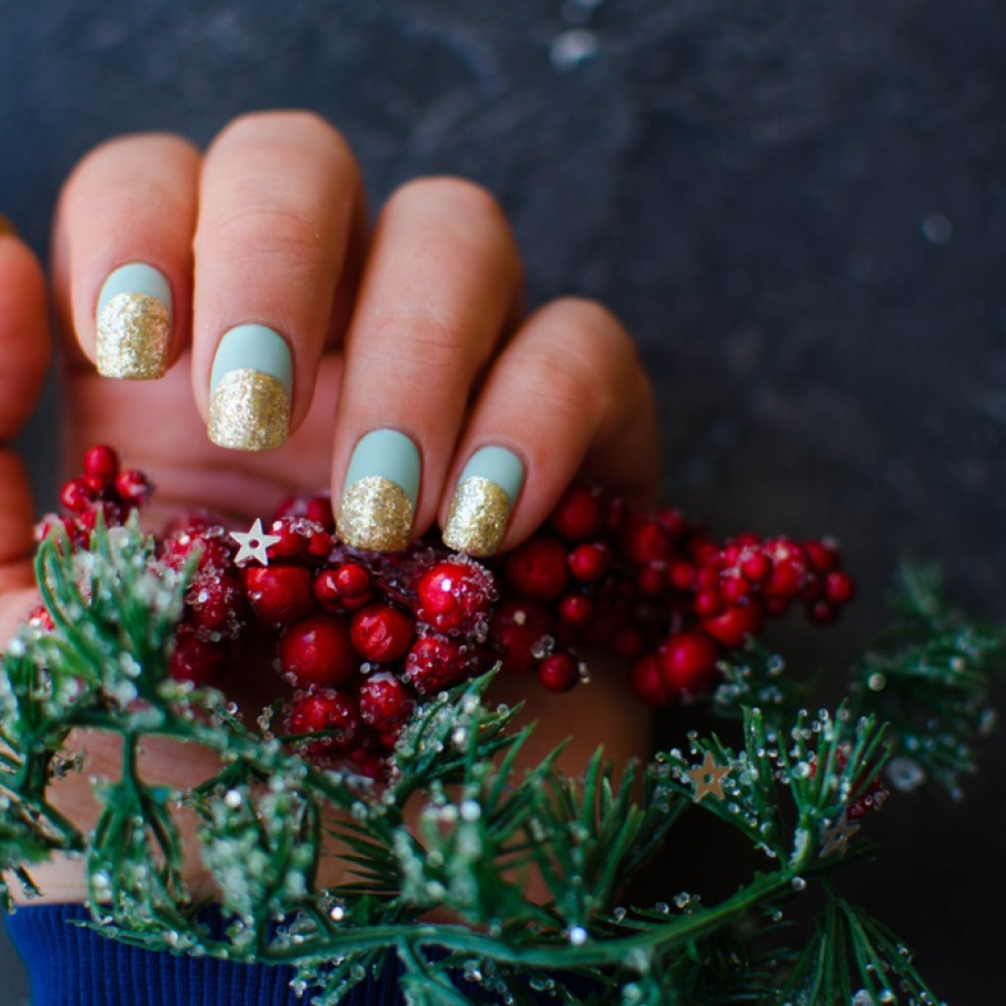 Manichiura de Craciun: jumatate bleu ciel mat, jumatate glitter auriu stralucitor pentru un efect complet wow