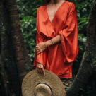 Avantajele alegerii unei rochii din mătase naturală pentru ocazii speciale