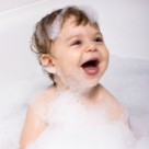 Baita de seara se transforma in ora de pictura