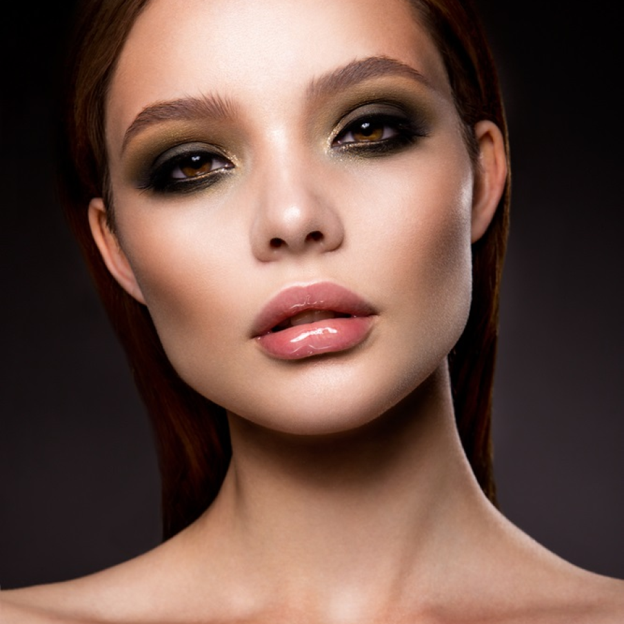 Machiaj fumuriu pentru un efect dramatic și spectaculos 