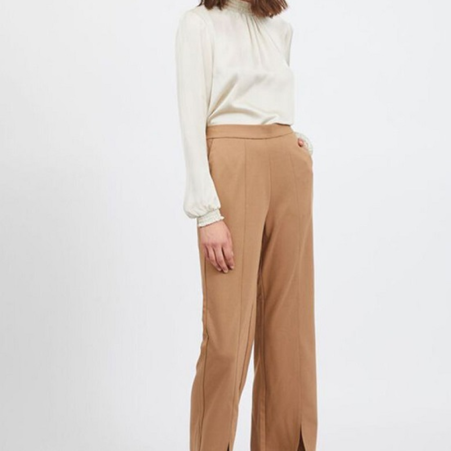 Pantaloni maro caramel, având croială amplă și lejeră, dar și șlițuri la terminații. Sunt comozi și practici și pot fi purtați cu o pereche de pantofi eleganți, cu talpă groasă. 