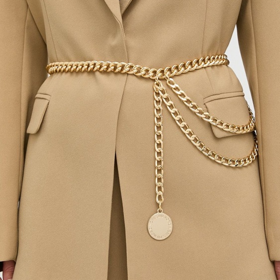 Curea modernă tip lanț din colecția Notes du Nord. Cureaua are o lungime de 104 cm și o lățime de 1,5 cm.