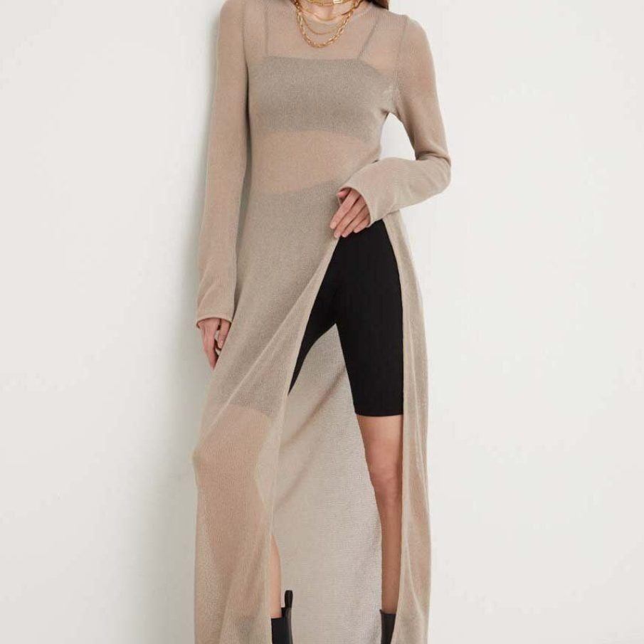 Rochie nude din colecția Answear Lab confecționata din tricot subțire, flexibil, semitransparent care poate fi purtată suprapusă peste alte piese vestimentare. Are și un șliț amplu, sexy