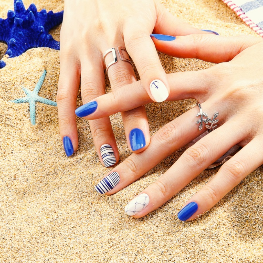 Manichiură de vară cu tematică marină și mult albastru 
