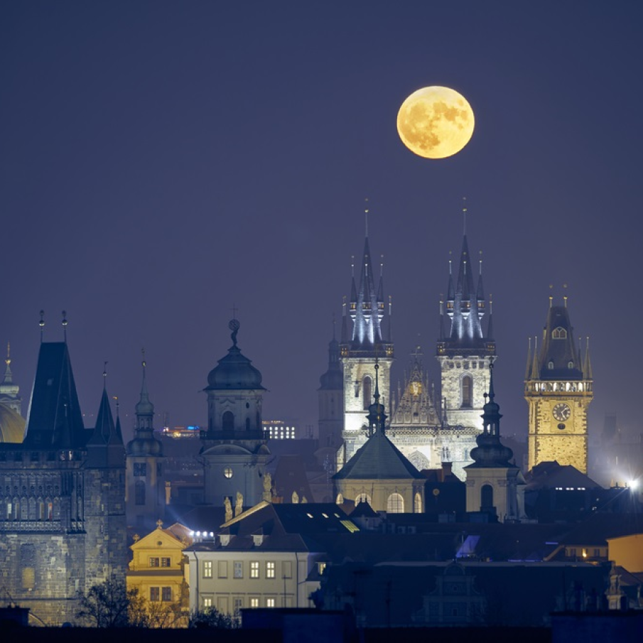 Imagine care surprinde Praga noaptea, cu una dintre cele mai mari luni pline din ultimii 68 de ani. 