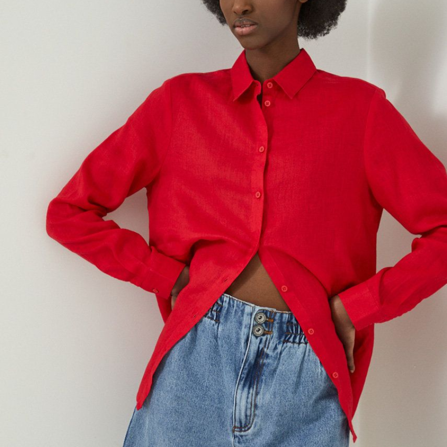 Cămașă de in 100% în nuanță de roșu intens, având mâneci cu manșete încheiate și închidere cu nasturi