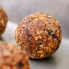 Rețete sănătoase: Chifteluțe îmbrăcate în susan, pregătite la cuptor