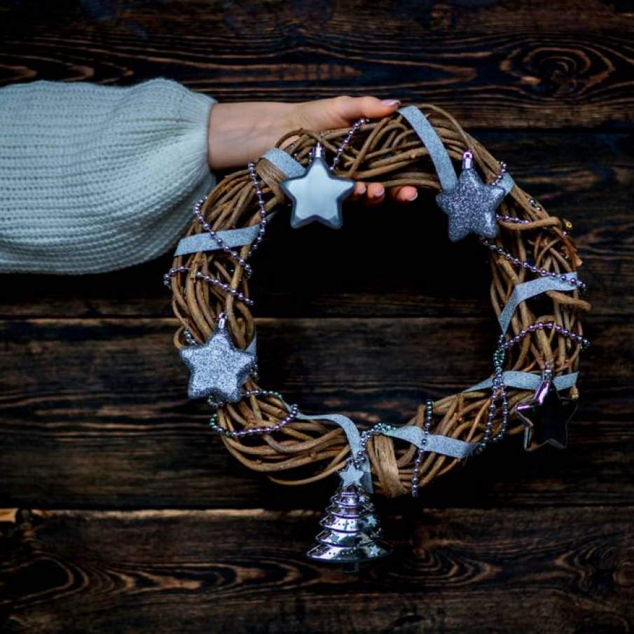 Coronita festiva din mladite uscate si impletite decorate cu siraguri de margele, stelute si bradut