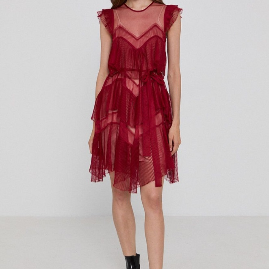 O rochiță interesantă de la Twinset ce mizează pe jocul transparențelor și al asimetriilor 