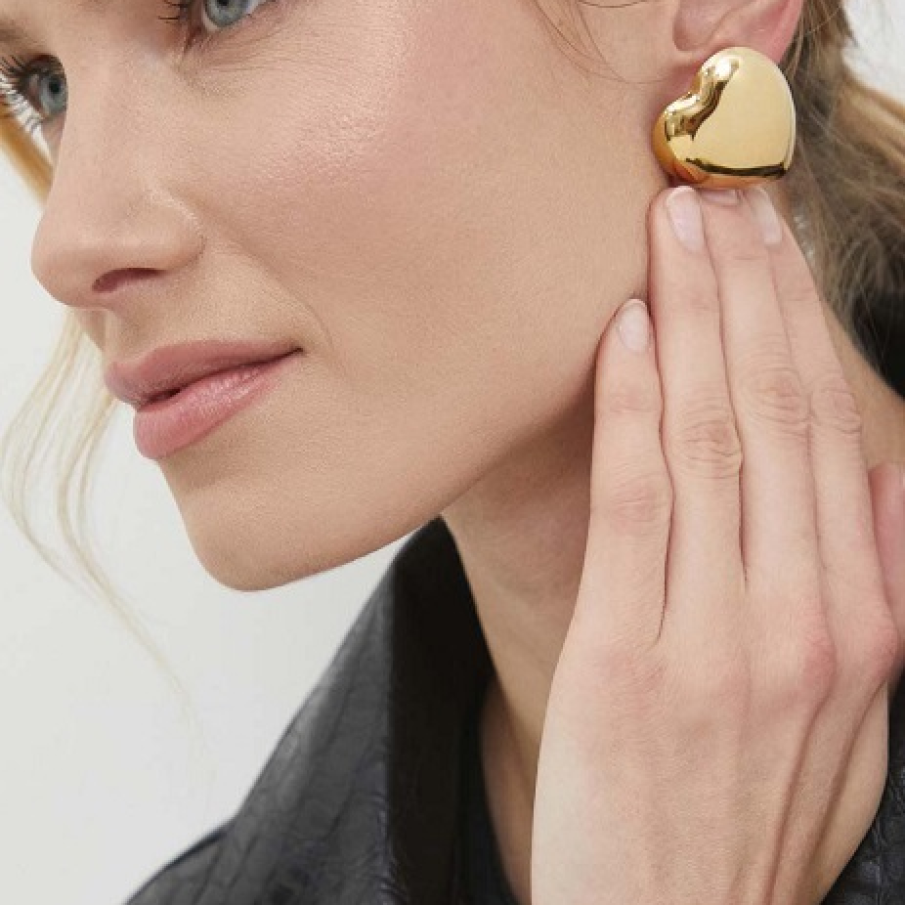 Cercei inima statement metalici și de efect, în nuanță de auriu, cu închizător tip stud