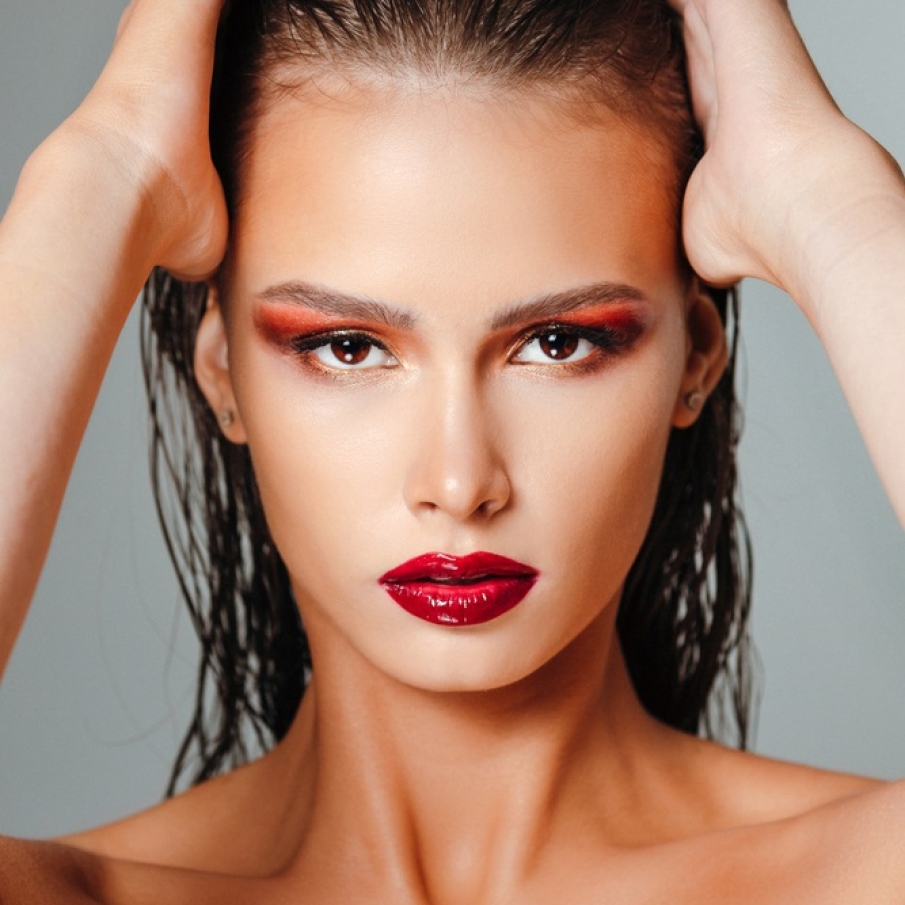 Roșul oferă și el o intensitate aparte ochilor căprui 