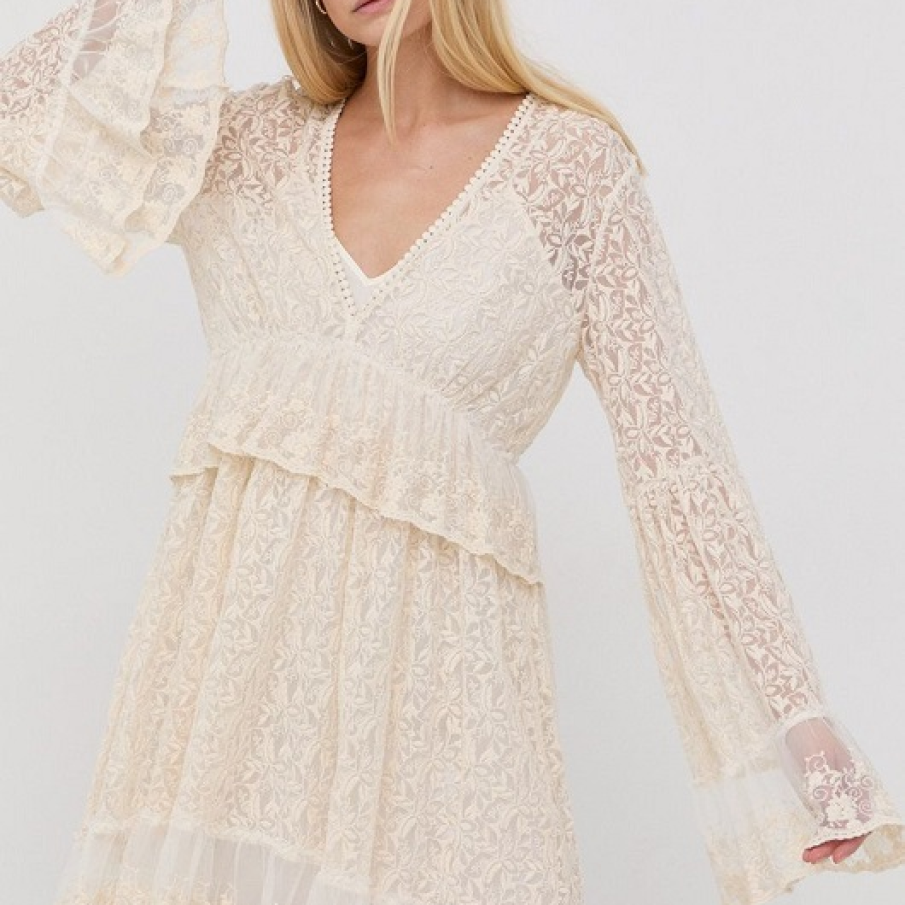 Rochie Pinko bej, din dantelă, cu mâneci lungi evazate și decolteu în V. Rochița dispune și de căptușeală. 