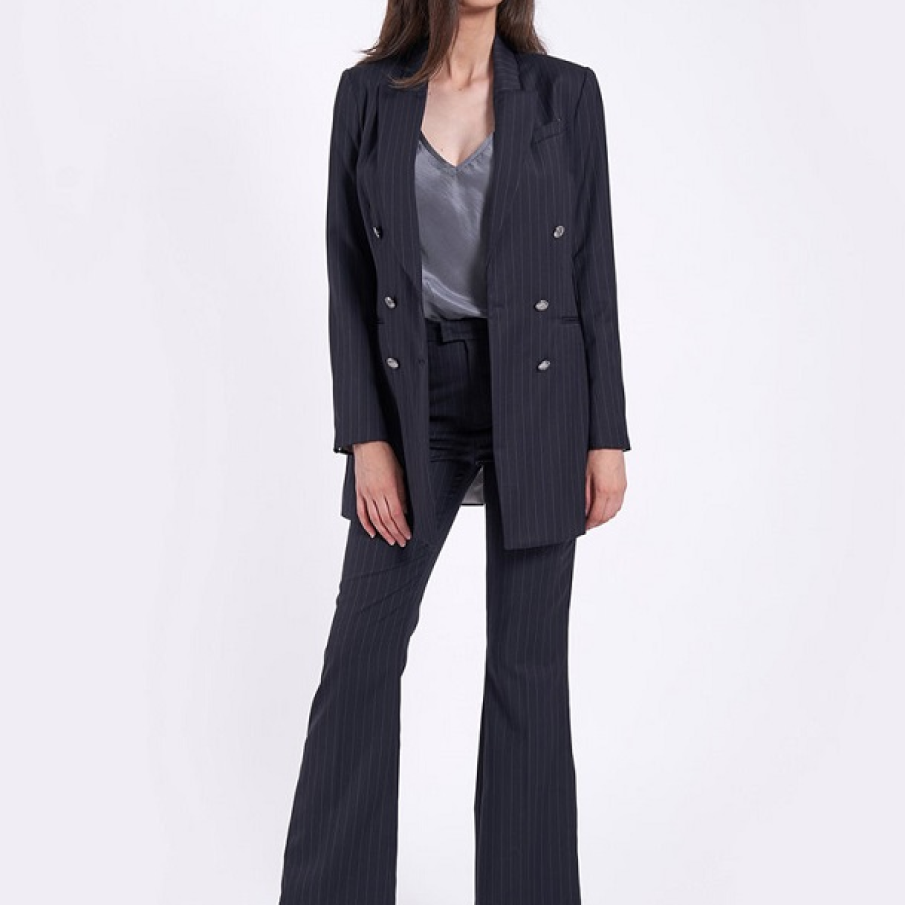 Sacou bleumarin lung, de lână, de la Idyllic Studio. Este ușor cambrat și pune în evidență talia, dispunând totodată de 2 rânduri de nasturi.