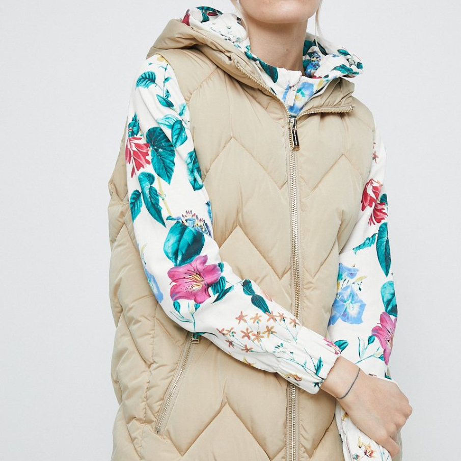 Vestă Medicine matlasată în nuanță deschisă de bej, cu glugă nedetasabila și buzunare exterioare