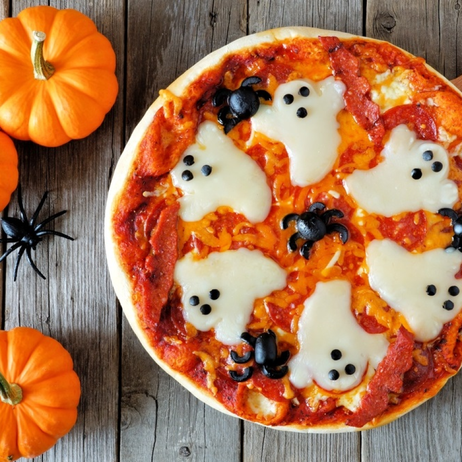 Pizza rustică pentru copii decorată cu fantomițe din mozzarela și păianjeni negri din măsline