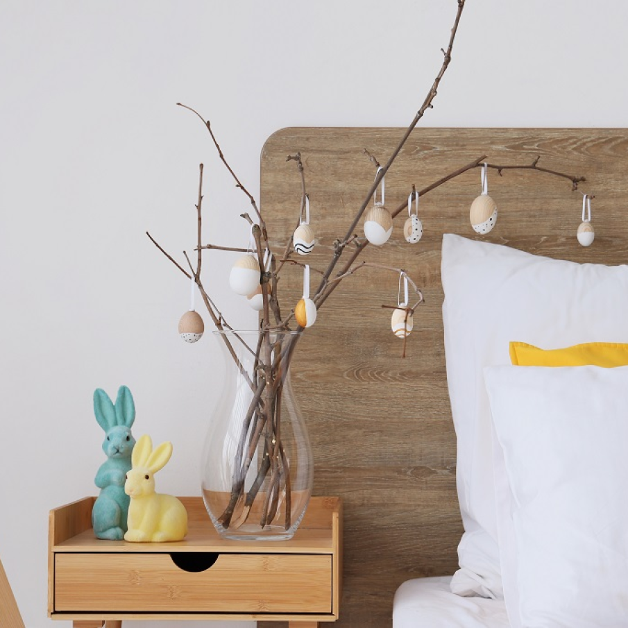 Copăcel decorativ în dormitor cu aspect rustic, natural 