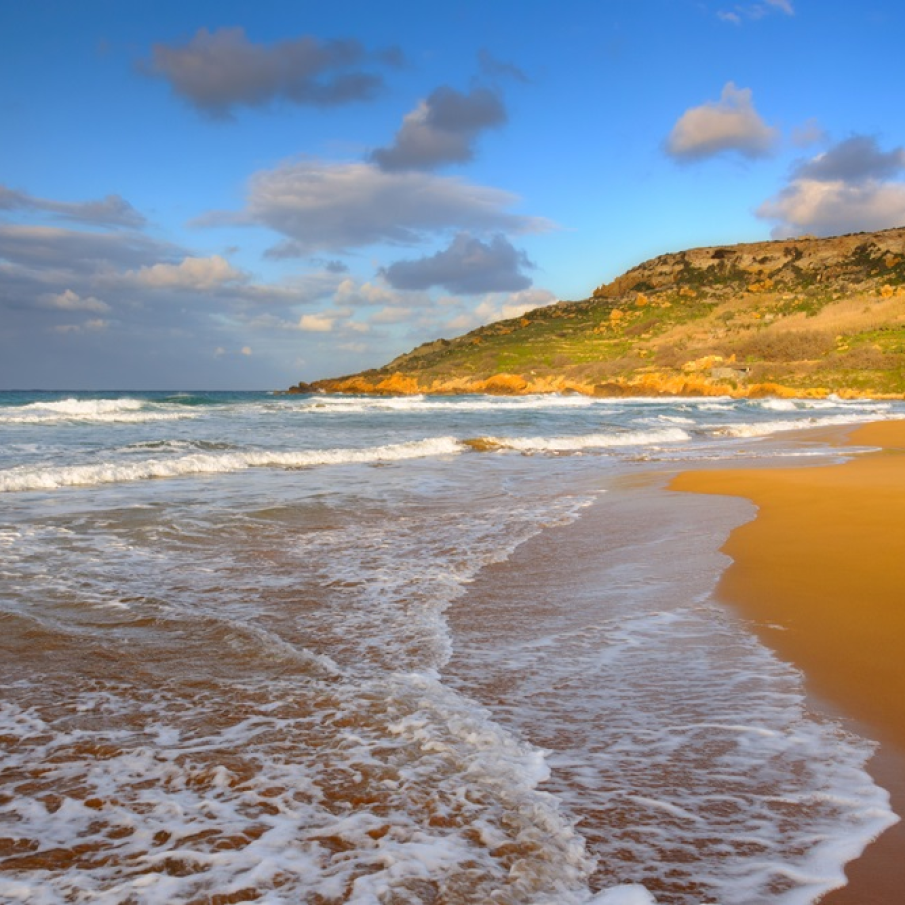Plaja Ramla Bay este superbă și cunoscută în lumea întreagă pentru nisipul său special, de un minunat oranj-auriu. Este comoara insulei Gozo, o insulă din arhipelagul maltez al Mării Mediterane