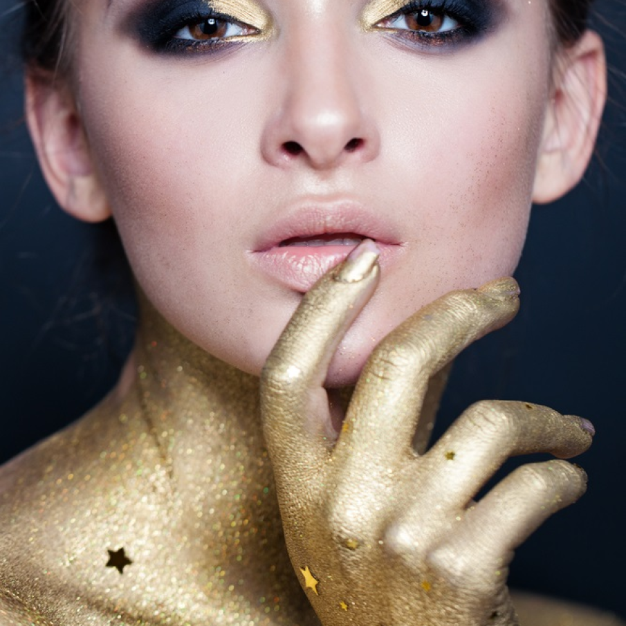 Machiaj half golden, half smokey 